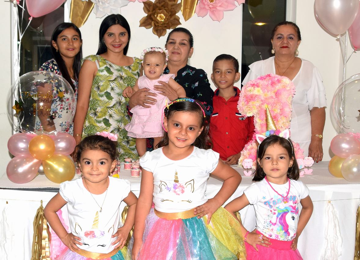 Gabriela Charry, Manuela Charry, bautizada Isabella Macías, Nubia Oviedo, Gabriel Macías, Florelia Losada, Emiliana Charry, Julieta Quimbaya y Sara Macías.